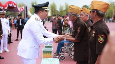 HUT ke-80 RI, Bupati Andi Rudi Latif Serahkan Berbagai Bantuan dan Penghargaan