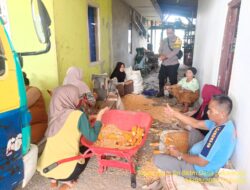 Aipda Agus Sukmana melaksanakan giat Sambang/ silaturahmi kamtibmas ke warga masyarakat yang sedang panen jagung