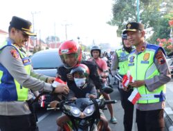 Bendera Merah Putih Berkibar di Jalan Raya, Polres Jepara Tumbuhkan Nasionalisme Warga