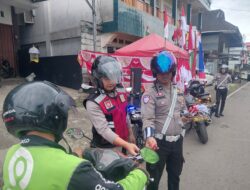 Dalam Rangka Menyambut HUT RI ke-80, Polres Pagar Alam Bagikan Bendera Merah Putih Kepada Mobil Dan Motor