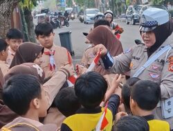 Pelajar Serbu Bendera! Polres Sumedang Bagikan Ratusan Bendera Merah Putih Sambut HUT RI ke-80