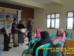 Aipda Dani Santika dan Briptu Diwan Ahmad Monitoring Penyaluran Bantuan Pangan Cadangan Beras Pemerintah (CBP) Bulan Juni dan Bulan Juli Tahun 2025