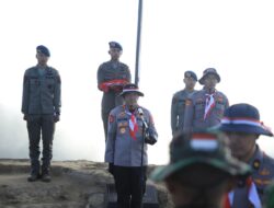 Jelang HUT RI ke-80, Polda Jabar Kibarkan Bendera Merah Putih di Puncak Gunung Ciremai