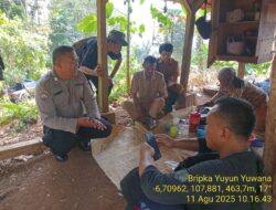 Aiptu Nana Sujana bersama Bripka Yuyun Yuwana sambangi warga masyarakat