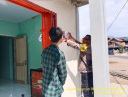 Bhabinkamtibmas Desa Sukamukti Sosialisasikan Layanan Kepolisian 110 Bebas Pulsa kepada Warga