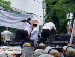 Aksi Unjuk Rasa di Pati berakhir ricuh dan Bentrok antar Demonstran dan Aparat