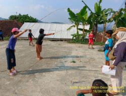 Bhabinkamtibmas Desa Sukamukti Monitoring Kegiatan Lomba HUT RI ke-80 di Dusun Gombong