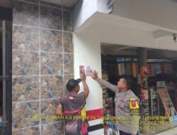 Anggota Polsek Tanjungmedar Sosialisasikan Layanan Kepolisian 110 Bebas Pulsa kepada Warga