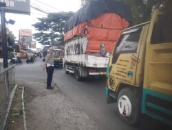 Wujud Pelayanan Prima kepada masyarakat,polsek cimalaka melakukan pengaturan arus lalu lintas