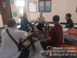 Melalui Kegiatan Jumat Curhat Polsek Cimalaka Menjalin hubungan yang lebih erat dengan masyarakat