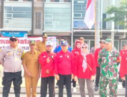 H. Nasarudin Bersama Toni Ardhi Sekretaris BPD Kedung Pengawas Lepas Peserta Karnaval Jalan Sehat 