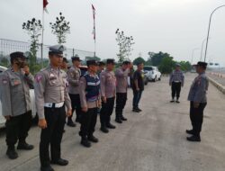 Kapolsek Tomo Pimpin Apel Persiapan Pengamanan kegiatan Aksi Unras Solidaritas Para Pekerja Pariwisata di Gerbang Tol Cisumdawu Utama Kab Sumedang.