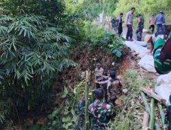 ‎Kerja Bakti Polsek Sukasari ,Koramil Tanjungsari Aparatur Pemerintah dan Masyarakat untuk Perbaikan bahu jalan rawan pergeseran tanah