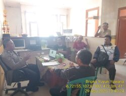 Bripka Yuyun Yuwan melaksanakan sambang/silatrahmi kamtibmas ke aparatur Desa binaan