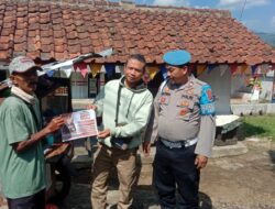 Anggota Polsek Tanjungmedar Sosialisasikan Layanan Kepolisian 110 Bebas Pulsa kepada Warga