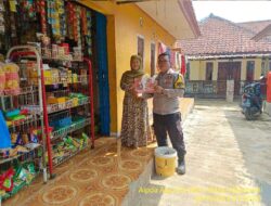 Bhabinkamtibmas Desa Sukamukti Sosialisasikan Layanan Kepolisian 110 Bebas Pulsa kepada Warga