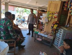 Bhabinkamtibmas dan Babinsa Desa Tanjungmedar Laksanakan Sambang Kamtibmas ke Warga