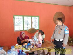 Anggota Polsek Tanjungmedar Sosialisasikan Layanan Kepolisian 110 Bebas Pulsa kepada Warga