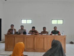 Kapolsek mengikuti Rapat Minggon Tingkat Kecamatan Buahdua di Desa Mekarmukti.