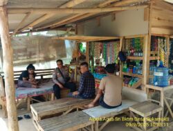 Bhabinkamtibmas Desa Sukamukti Aipda Agus Sukmana melaksanakan giat Sambang/ silaturahmi kamtibmas ke warga masyarakat