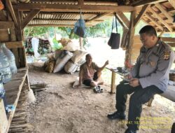 Aiptu Nana Sujana bersama Bripka Yuyun Yuwana sambangi warga masyarakat