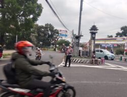 Wujud Pelayanan Prima Kepada Masyarakat Polsek Tomo Rutin Malaksanakan Pengaturan Lalu – Lintas Pagi Hari.