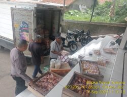 Aiptu Nana Sujana bersama Bripka Yuyun Yuwana  sambang/silatrahmi Kamtibmas dan dumas keliling dalam rangka BEYOND TRUST PRESISI di wilayah Kec. Tanjungmedar