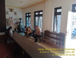 Aipda Ade Mulyana Bhabinkamtibmas Desa Cikaramas Tanjungmedar Polres Sumedang melaksanakan sambang/silatrahmi kamtibmas ke aparatur Desa Cikaramas