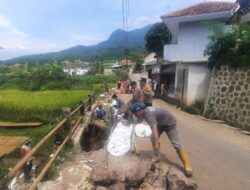 Bhabinkamtibmas Desa Banyuresmi Melaksanakan Giat Sambang Dan Silaturahmi Kepada Desa binaan sekaligus melaksanakan kerja bakti