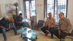 Aipda Ade Mulyana Bhabinkamtibmas Desa Cikaramas Tanjungmedar Polres Sumedang melaksanakan sambang/silatrahmi kamtibmas ke aparatur Desa Cikaramas