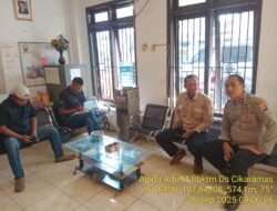 Aipda Ade Mulyana Bhabinkamtibmas Desa Cikaramas Tanjungmedar Polres Sumedang melaksanakan sambang/silatrahmi kamtibmas ke aparatur Desa Cikaramas