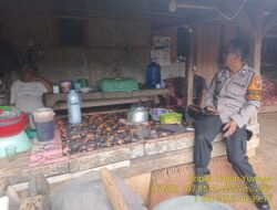 Aiptu Nana Sujana bersama Bripka Yuyun Yuwana sambangi warga masyarakat