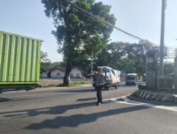 Wujud Pelayanan Prima Kepada Masyarakat Polsek Tomo Rutin Malaksanakan Pengaturan Lalu – Lintas Sore Hari