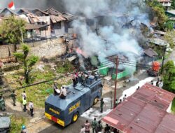 Quick Respon Polri Bantu Padamkan Kebakaran di Kodam Lama Jayapura