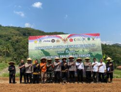 Kapolres Sumedang Laksanakan Penanaman Jagung Serentak Kuartal IV Sebagai Wujud Dukungan Ketahanan Pangan  Nasional