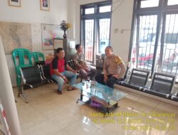 Aipda Ade Mulyana Bhabinkamtibmas Desa Cikaramas Tanjungmedar Polres Sumedang melaksanakan sambang/silatrahmi kamtibmas ke aparatur Desa Cikaramas