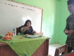 Pengawas Penmad Kemenag Purwakarta Monitoring Kegiatan PKG di MI Thoriqussaadah Gandamekar
