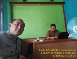 Aipda Ade Mulyana Bhabinkamtibmas Desa Cikaramas Tanjungmedar Polres Sumedang melaksanakan sambang/silatrahmi kamtibmas ke aparatur Desa Cikaramas