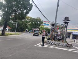 Antisipasi Rawan Kemacetan Unit Lantas Polsek Tomo Laksanakan Pengaturan Lalu-lintas Pagi Hari.
