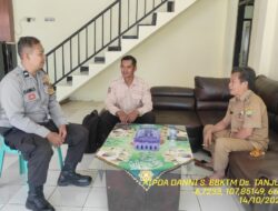 Aipda Dani Santika sambangi aparatur desa serta dumas keliling dalam rangka BEYOND TRUST PRESISI di wilayah Kec. Tanjungmedar