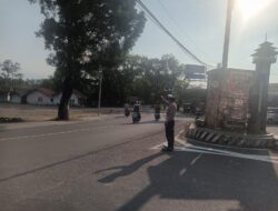 Personel Lalu-lintas Polsek Tomo Laksanakan Pengaturan Lalin Antisipasi Rawan Kemacetan.