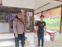 Bhabinkamtibmas Desa Sukamukti Sosialisasikan Layanan Kepolisian 110 Bebas Pulsa kepada Warga