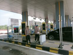 Kapolsek Tomo Beserta Anggota Gelar Pengamanan Massa Aksi Mahasiswa di Tol Ujungjaya Utama.