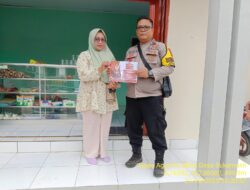 Bhabinkamtibmas Desa Sukamukti Sosialisasikan Layanan Kepolisian 110 Bebas Pulsa kepada Warga
