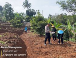 Bhabinkamtibmas Desa Cikaramas Ikuti Penanaman Jagung DiLahan 400 Bata Untuk dukung Ketahanan pangan