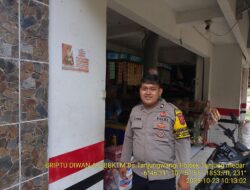 Anggota Polsek Tanjungmedar Sosialisasikan Layanan Kepolisian 110 Bebas Pulsa kepada Warga