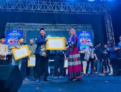 Anugerah Penghargaan kepada Kepala Desa Muarabakti, H. Asmawi, Sebagai Pembina Karang Taruna Terbaik se-Kabupaten Bekasi.