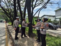 Satlantas Polres Sumedang Sosialisasikan dan Pasang Alat Pemantul Cahaya demi Keselamatan Pengguna Jalan