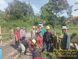 Bhabinkamtibmas Desa Kamal Bersama Unsur Muspika Gelar Kerja Bakti Pemasangan Bambu di Jalan Amblas