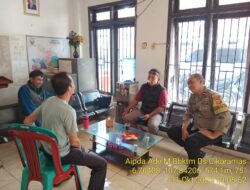 Aipda Ade Mulyana Bhabinkamtibmas Desa Cikaramas Tanjungmedar Polres Sumedang melaksanakan sambang/silatrahmi kamtibmas ke aparatur Desa Cikaramas